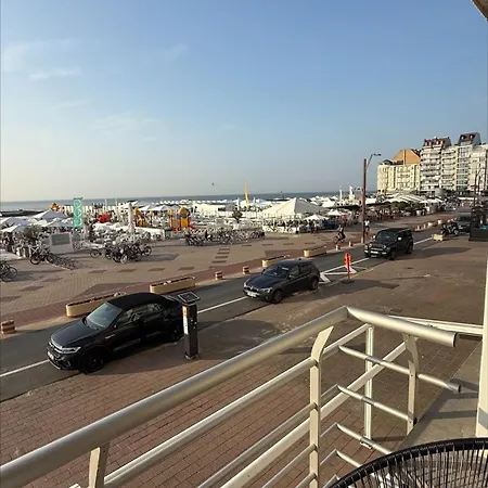 Zeedijk Met Frontaal Zeezicht Nabij Rubensplein En Casino, 20m Het *